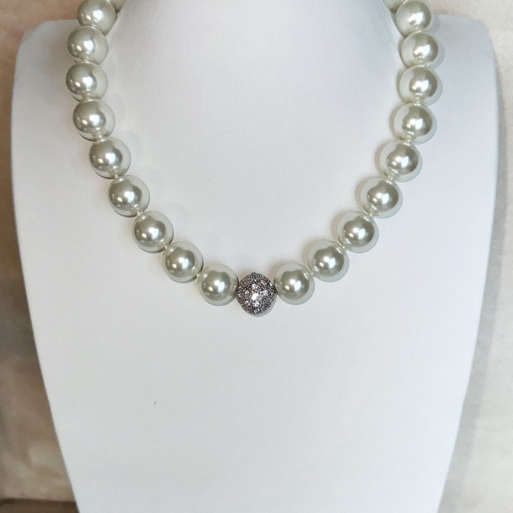 💚 RhinestoneCrystals & Pearls Necklace,bar style closure,silver hardware
~16”